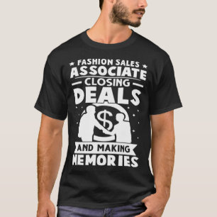 Modeverkäufer schließt Geschäfte ab und macht M T-Shirt
