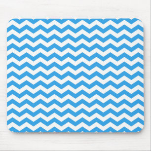 Modische, hellblaue Chevron-Zickzack-Streifen. Mousepad
