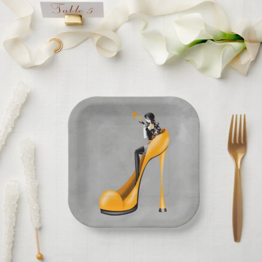 Modische Lady in Stiletto-Papierplatte Pappteller (Hochzeit)