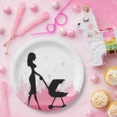 Modische Mommy Pushing Baby Carriage Pappteller (Party)