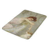 Modische Schönheit beim Spielen mit ihrem Hund Badematte (Schrägansicht)