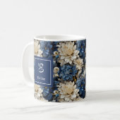 Modischer blauer Elfenbein-Blumen personalisierter Kaffeetasse (Vorderseite Links)
