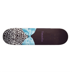 Modischer Leopard-Druck und blaues Band mit Namen Skateboard
