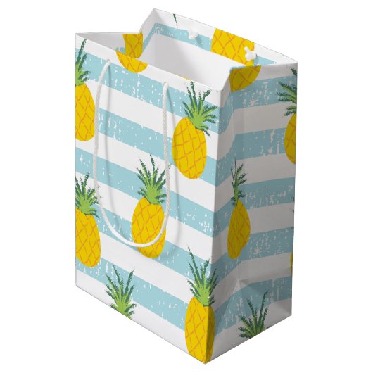 Modisches blaues Weiß Stripes Ananas-Muster Mittlere Geschenktüte (Rückseite Schrägansicht)