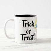 Moes magisches glückliches Halloween Zweifarbige Tasse (Links)