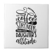 Möge dein Kaffee stärker sein als deine Töchter. Fliese (Vorderseite)