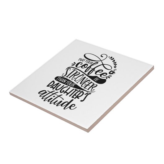 Möge dein Kaffee stärker sein als deine Töchter. Fliese (Seite)