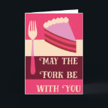 Möge die Gabel mit Ihrer rosa Geburtstagskarte sei Karte<br><div class="desc">Diese süße und lustige Geburtstagskarte zeigt die Meldung "May the Fork Be With You" auf der Vorderseite und zeigt eine mutige Retro-Moderne-Illustration eines leckeren Kuchenschnitts und einer Gabel in Rosa, Mond und Creme. Verlass den Gruß nach innen, oder verwende das Vorlagenfeld, um deine eigene personalisierte Nachricht auf der Innenseite dieser...</div>