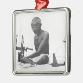 Mohandas Karamchand Gandhi Ornament Aus Metall (Links)