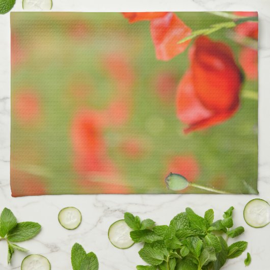 Mohnblumen in einem Mohnblumenfeld-Geschirrtuch Handtuch (Gefaltet)