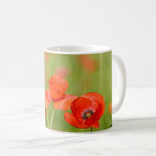 Mohnblumen in einer Mohnblumenfeld-Tasse Kaffeetasse (VorderseiteRechts)
