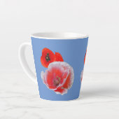 Mohnische Blume Nah Cust. Blue Latte Tasse (Linke Ecke)