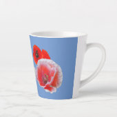 Mohnische Blume Nah Cust. Blue Latte Tasse (Rechts)