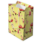 Mohnmuster auf Gelb Mittlere Geschenktüte (Rückseite Schrägansicht)