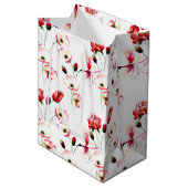 Mohnmuster auf Weiß Mittlere Geschenktüte (Vorderseite Schrägansicht)