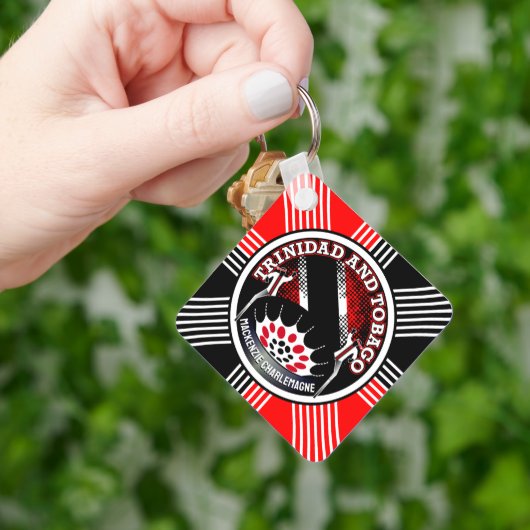 MOKO JUMBIE und STEELPAN mit geometrischem Hinterg Schlüsselanhänger (Hand)