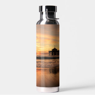 Mole über dem Sonnenuntergang am Ozeanstrand Trinkflasche