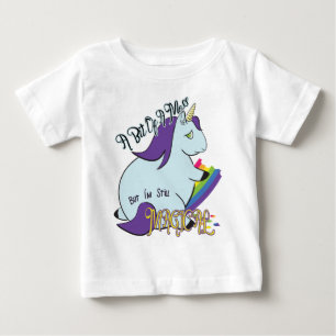 Molliges Einhorn, das einen Regenbogen - eine Baby T-shirt