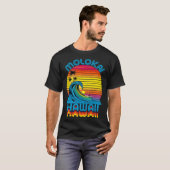 Molokai Hawaii Retro Throwback Surf & Beach Souven T-Shirt (Vorne ganz)