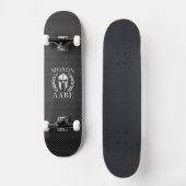 Molon Labe Chrome Spartan Helm auf Kohlenstofffase Skateboard (Vorderseite)