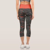 Molten Lava Vulkan schwarz und rot Capri Leggings (Rückseite)