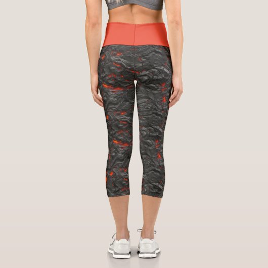 Molten Lava Vulkan schwarz und rot Capri Leggings (Rückseite)