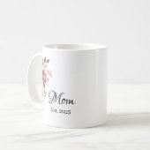 Mom Est. Year – New Mom Milestone Gift Kaffeetasse (Vorderseite Links)