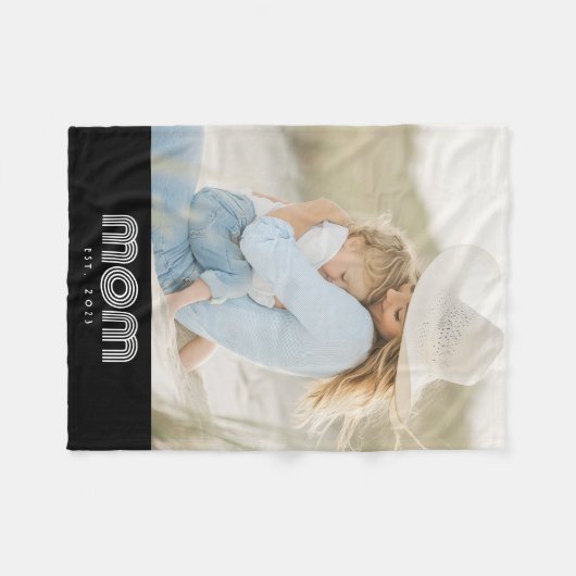 Mom Established Black Modern Retro Script Photo Fleecedecke (Vorderseite (Horizontal))