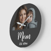 Mom Established Black Modern Script Clock Große Wanduhr (Winkel)