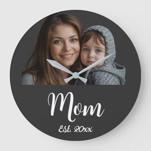 Mom Established Black Modern Script Clock Große Wanduhr (Vorderseite)