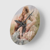Mom Established Black Modern White Script Photo Runde Wanduhr (Winkel)