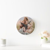 Mom Established Black Modern White Script Photo Runde Wanduhr (Zuhause)