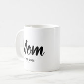  Mom Established Black Script Custom Year Kaffeetasse (Vorderseite Links)