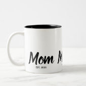 Mom Established Black Script Custom Year Zweifarbige Tasse (Links)