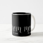 Mom Established Black Script New Mom Gift Zweifarbige Tasse (VorderseiteRechts)