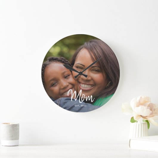 Mom Established Black White Script Photo Große Wanduhr (Zuhause)
