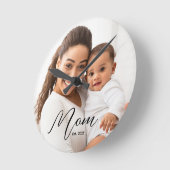 Mom Established Modern Black Script Photo Runde Wanduhr (Winkel)