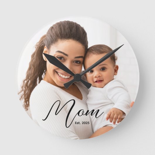 Mom Established Modern Black Script Photo Runde Wanduhr (Vorderseite)