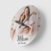Mom Established Modern Black Script Photo  Runde Wanduhr (Winkel)