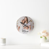 Mom Established Modern Black Script Photo  Runde Wanduhr (Zuhause)
