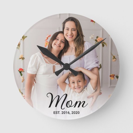 Mom Established Modern Black Script Photo  Runde Wanduhr (Vorderseite)