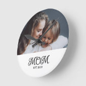 Mom Established Modern Black Script Photo Runde Wanduhr (Winkel)