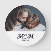 Mom Established Modern Black Script Photo Runde Wanduhr (Vorderseite)