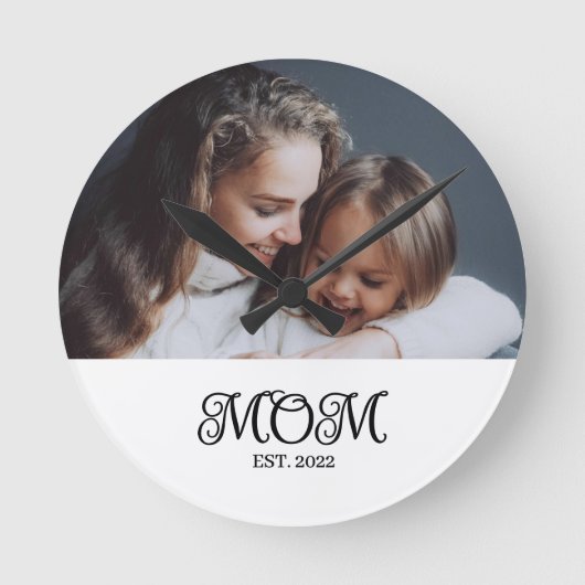 Mom Established Modern Black Script Photo Runde Wanduhr (Vorderseite)