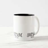 Mom Established Modern Minimal Black Script Zweifarbige Tasse (VorderseiteRechts)
