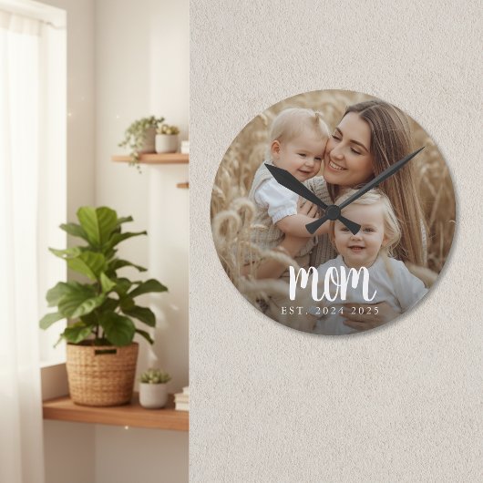 Mom Established Modern Minimal Script Photo Runde Wanduhr