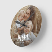 Mom Established Modern Minimal Script Photo Runde Wanduhr (Winkel)