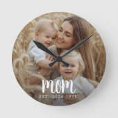 Mom Established Modern Minimal Script Photo Runde Wanduhr (Vorderseite)