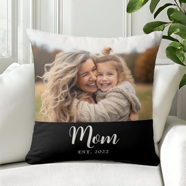 Mom Established Modern Script Photo Black Kissen (Mom established with customizable photo and editable text )