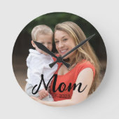 Mom Established Modern Script Photo Runde Wanduhr (Vorderseite)